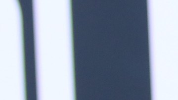 Scarlett Johansson posando en una alfombra roja junto a su esposo Colin Jost.