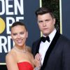 Scarlett Johansson posando en una alfombra roja junto a su esposo Colin Jost.