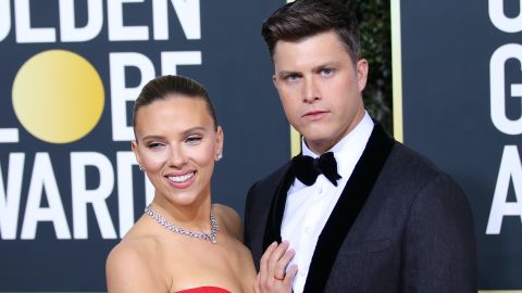 Scarlett Johansson posando en una alfombra roja junto a su esposo Colin Jost.