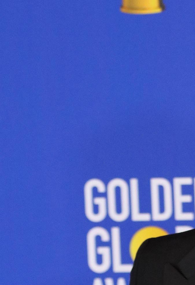 Brad Pitt posando en una alfombra roja.