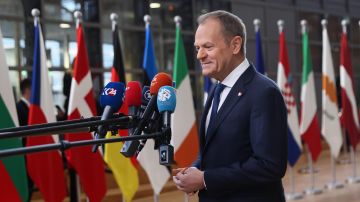 El primer Ministro de Polonia, Donald Tusk, llega a un Consejo Europeo especial en Bruselas para discutir la revisión intermedia de presupuesto para 2021-2027, incluido el apoyo a Ucrania.