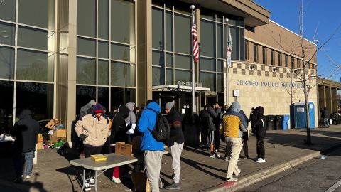 Un grupo de inmigrantes espera en fila para recibir comida de un albergue, en Chicago, Illinois.