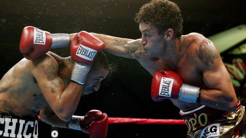 Acelino "Popo" Freitas en un combate con Diego "Chico" Corrales.