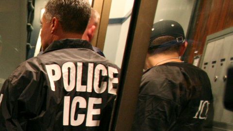 ICE debe pagar por una redada equivocada.