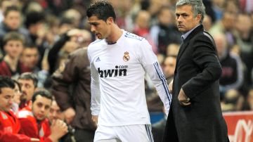 Cristiano Ronaldo (L) y José Mourinho (R) compartieron durante tres temporadas en el Real Madrid.