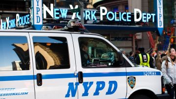 NYPD indicó que todos eran hombres jóvenes que estaban vestidos con sudaderas o chaquetas con capuchas.