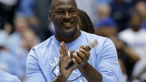 Michael Jordan durante un partido entre North Carolina y Duke.