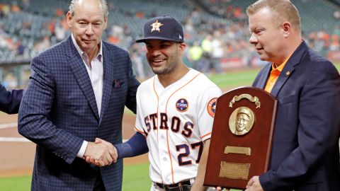 Jim Crane, propietario de los Astros, junto a José Altuve.