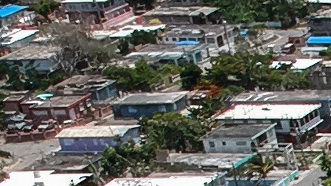 Toldos azules en viviendas de Puerto Rico