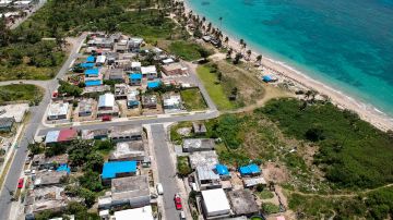 Toldos azules en viviendas de Puerto Rico