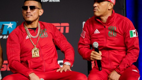 El padre de David Benavídez aseguró que el Canelo tiene los cinturones secuestrados.