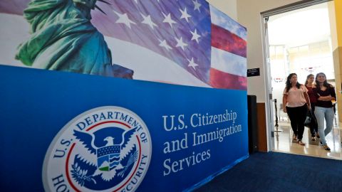 USCIS requiere documentos traducidos y certificados para trámites migratorios.