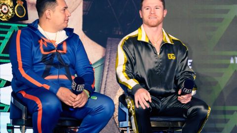 Eddy Reynoso y Canelo Álvarez comparten durante una conferencia de prensa en 2022.