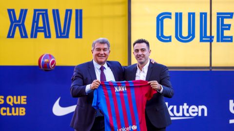 Joan Laporta presentando a Xavi Hernández como entrenador del FC Barcelona.