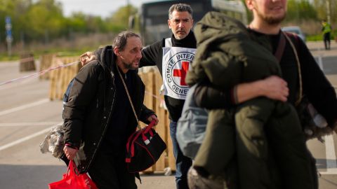 La Cruz Roja pidió dar prioridad a la vida de los civiles y respetar los principios del derecho internacional humanitario.