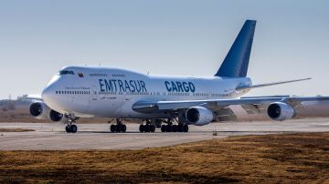 El avión de Emtrasur en la pista del aeropuerto Ambrosio Taravella en Córdoba, Argentina, el 6 de junio de 2022