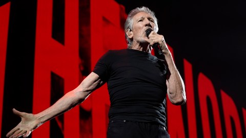 Roger Waters actuando en un show.