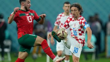 El marroquí Ilias Chair disputa un balón con el croata Luka Modric durante el Mundial de Qatar 2022.