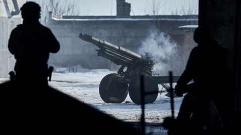 Soldados ucranianos en primera línea en la ciudad de Avdiivka.