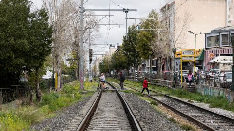 La joven salvó a una mujer de un tren.