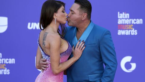 Óscar de la Hoya y su pareja Holly Sonders comparten durante la alfombra roja de los American Music Awards en 2023.