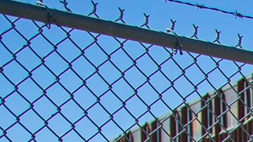 Un proyecto bipartidista complicaría las peticiones de asilo y aceleraría las deportaciones.