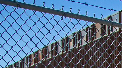 Un proyecto bipartidista complicaría las peticiones de asilo y aceleraría las deportaciones.