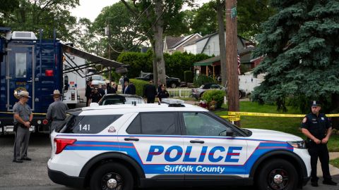 Tanto la primera víctima como otros dos agentes fueron trasladados al Hospital Universitario Stony Brook.