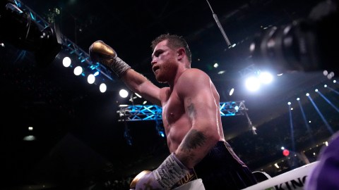 Canelo Álvarez festeja tras vencer a Jermell Charlo en 2023.