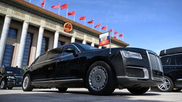 Auto Aurus Senat del presidente ruso Vladimir Putin estacionado en el Gran Salón del Pueblo, edificio del parlamento chino, durante el Foro de la Franja y la Ruta en Beijing.