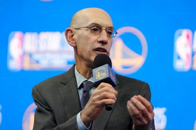 Adam Silver se encuentra comprometido desde hace años en modernizar la NBA. FOTO: Jeff Chiu/AP.