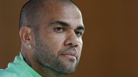 Estatua de Dani Alves sufrió diversos actos vandálicos en el nordeste de Brasil