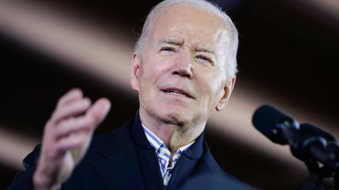 Biden dijo a la prensa que esperaba que un alto al fuego iniciaría al menos "al final del fin de semana".