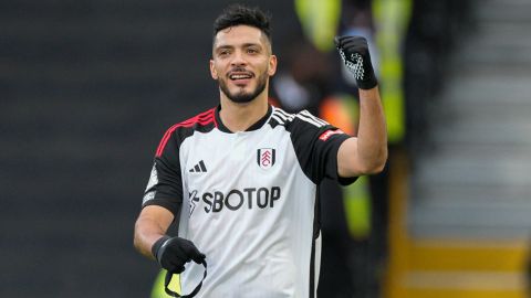 El méxicano Raúl Jiménez en un partido entre el Fulham y Arsenal.