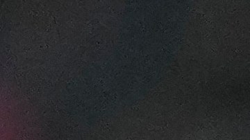 Michael Folorunsho disputa un balón ante Nicolo Barella en un encuentro ante Inter de Milan.