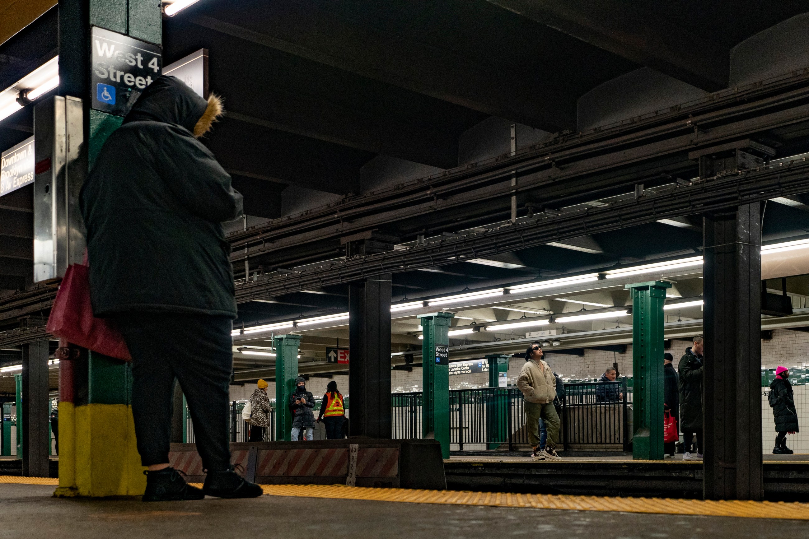 Buscan a sujeto que besó y manoseó a adolescente en el metro de Nueva York  antes de robarle su teléfono celular - El Diario NY