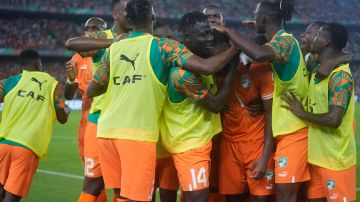 Jugadores de Costa de Marfil celebran luego de la obtención de la Copa Africana de Naciones.