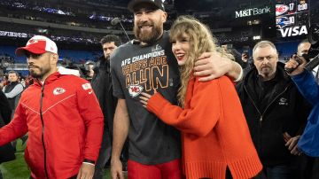 Taylor Swift y Travis Kelce comparten luego que Kansas City Chiefs asegurara su pase al Super Bowl 2024.