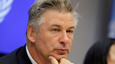 Alec Baldwin posando.