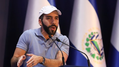 Murió exasesor de Seguridad de Nayib Bukele bajo custodia: denuncian que presentó signos de tortura