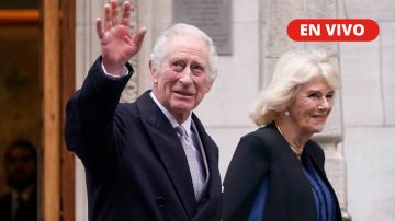 En la imagen aparece el rey Charles III junto a su reina, Camilla.