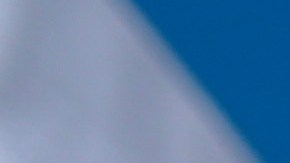 Una mujer porta una pancarta con fotos de víctimas del ataque de Hamas.