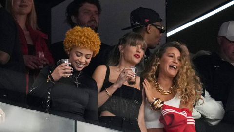 Taylor Swift acompañada de Ice Spice y Blake Lively