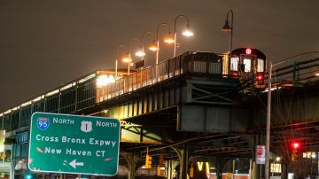 Un tren subterráneo sigue siendo investigado por agentes del NYPD después de un tiroteo.