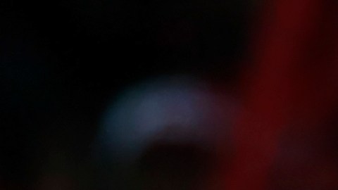 Jalen Green (D), de los Rockets de Houston, mete la mano para interponerse en un pase que buscaba las manos de Josh Hart (I), de los Knicks de Nueva York.