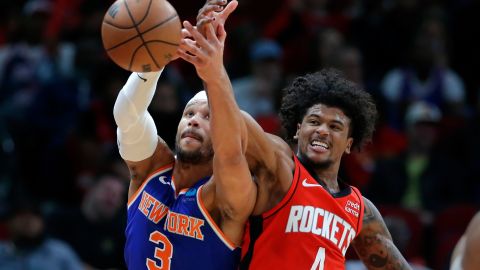 Jalen Green (D), de los Rockets de Houston, mete la mano para interponerse en un pase que buscaba las manos de Josh Hart (I), de los Knicks de Nueva York.