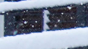 Un quitanieves trabaja para quitar la nieve durante una tormenta invernal en Doylestown, Pensilvania.