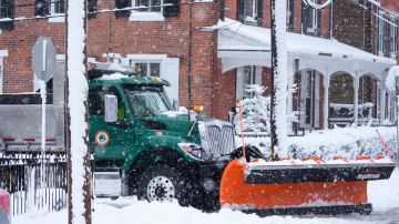 Un quitanieves trabaja para quitar la nieve durante una tormenta invernal en Doylestown, Pensilvania.