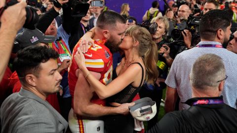 El ala cerrada de los Chiefs mostró un drástico cambio tras su noviazgo con Taylor Swift.