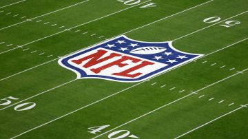 Logo de la NFL en el campo.